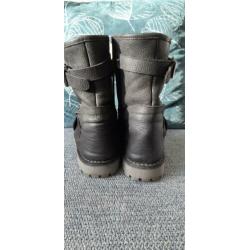 Mooie zwarte gevoerde boots mt 39