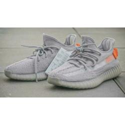 Yeezy tail light maat 43 1/3