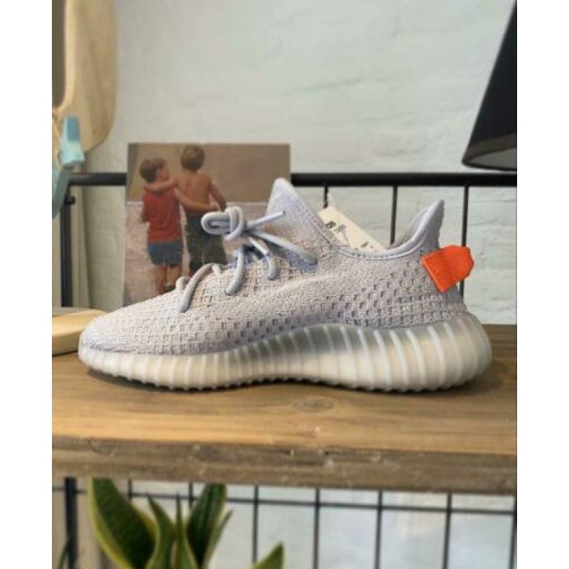 adidas Yeezy Boost 350 V2 Tail Light (maat 39 1/3)