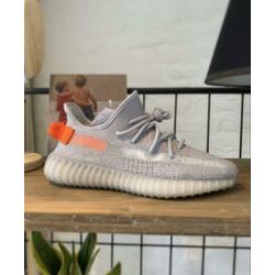 adidas Yeezy Boost 350 V2 Tail Light (maat 39 1/3)