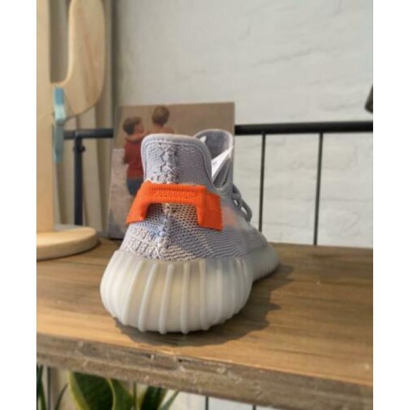 adidas Yeezy Boost 350 V2 Tail Light (maat 39 1/3)