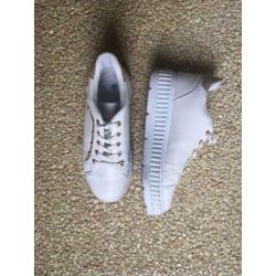 Witte sneakers maat 39-40.