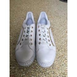 Witte sneakers maat 39-40.