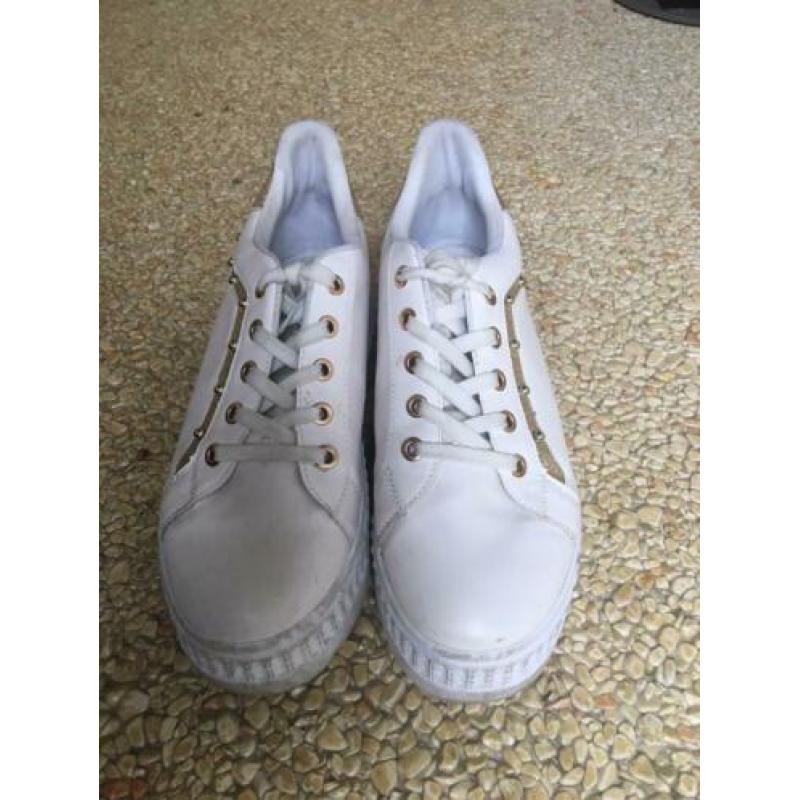 Witte sneakers maat 39-40.