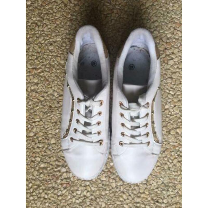 Witte sneakers maat 39-40.