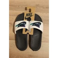 ?HELEMAAL NIEUW? DUO Originele Nike Slippers maat 42,5?