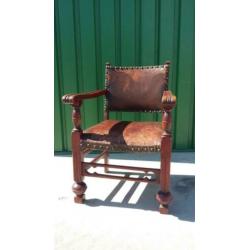 Antieke, bruin leren stoel, kasteelstoel, lederen fauteuil