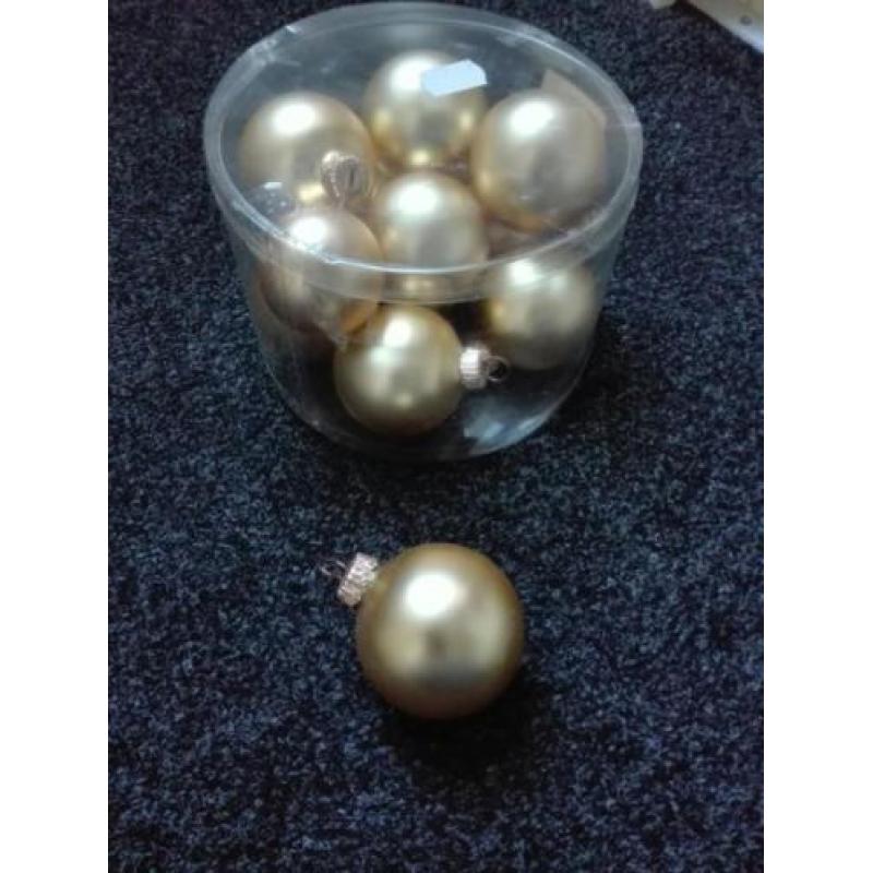 Diverse kerstballen in goud en bruin kleur